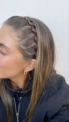 Easy Gameday Hair, Wavy Headband Hairstyles, Bangs Clipped Back Hairstyles, Hair Gems Hairstyles, Head Band Hairstyle, Chill Hairstyle, Hairstyles Barrettes, Front Braid Hairstyles, Banana Clip Hairstyles