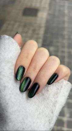 Almond gel nails, black base, green cat eye effect   #SeptiembreReset Gel Nails Medium Length Almond, Matte Cateye Nails, Short Nail Designs Cat Eye, Dark Green Gel X Nails, Velvet Green Nails, Green Nails Black Tips, Green Shiny Nails, Green Nails Cat Eye, Green Cat Eye Nails Design