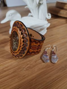 45x30x7mm Red River Jasper Cabochon  2 45 inch wide at center top Taper to 1 inch at closure Red River Earrings with Sterling Sliver Hooks hanging 1.45 inch  Hand made from pattern to tooling  #Find more of my rustic hand made designs https://www.etsy.com/shop/KCsDesignsShop Message for coupons and sale codes if you can't find them on-site. This Cuff is worn loosely fitting size 7 to 8 inch wrist. Size 9 upon request Southwestern Style Adjustable Rectangular Jewelry, Brown Rectangular Leather Jewelry, Brown Leather Rectangular Jewelry, Artisan Brown Concho Jewelry, Artisan Brown Jewelry With Concho, Artisan Brown Jewelry With Concho Details, Southwestern Brown Leather Jewelry, Southwestern Style Brown Leather Jewelry, Western Style Cuff Jewelry For Gift