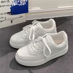 Sepatu Sneakers Aesthetic, Tenis Soft, Tenis Aesthetic, White Tennis Shoes Outfit, Sport Shoes Fashion, Tennis Sneakers, School Students, Badminton