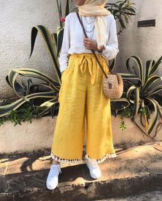 lifestyle_azz Eid Outfit Ideas, Dressing Chic, Stylish Street Style, Yellow Tshirt