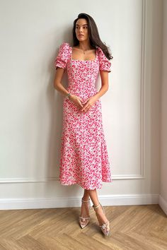 Godet Silhouette Square Neck Midi Dress Mode Prints, Dirndl Outfit, Midi Dress Elegant, Bandeau Tops, Short Puff Sleeve, Floral Print Midi Dress, Vestidos Vintage, Midi Dress Casual, Midi Dress Summer