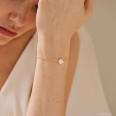 100% real Natural Freshwater Pearl Bracelet, Gold Pearl Bracelet, Dainty Minimalist Pearl Bracelet, Wedding bracelet, Bridesmaid Gift, Gift for her S H O W ∙ Y O U R ∙ S T Y L E UNIQUE ♥ dainty natural pearl design in 18K Gold plated, Beautiful Wedding braclet/Anklet, Wear it either for everyday use or for special occasions. PERFECT GIFT ♥ Make your friends or family happy with this exclusive gift. MINIMALIST DESIGN ♥ Wear this jewelry with joy and show your style with the wonderful designs. SAT Bridal Pearl Bracelet, Real Pearl Bracelet, Bridal Bracelet Pearl, Handwriting Gifts, Pearl Bracelet Wedding, Gold Pearl Bracelet, Pearl Bracelet Gold, Pearl Jewelry Design, Single Pearl