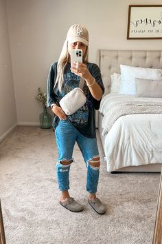 Zoo Outfit Mom Casual, Summer Boyfriend Jeans Outfit, Legging Oversized Shirt Outfit, Over 60 Womens Fashion Summer Hot Weather, Simple Casual Winter Outfits, Grungy Mom Outfits, Cream Colored Vest Outfits, Trendy Outfits For Hairstylists, 30 Mom Style Outfit