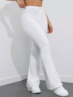 Blanco Casual Collar  Mezclilla Liso Pierna amplia Embellished Estiramiento medio White Bell Bottom Jeans, Women White Jeans, White Flare Jeans, White Flare Pants, White Flared Jeans, Jeans With Pockets, White Flares, Quick Outfits, Distressed Denim Jeans