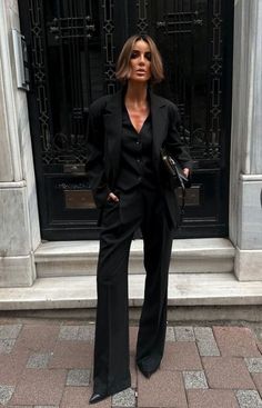 #black #everythingblack #style #stylish Trouser Blazer Outfit, Tailored Blazer Outfit, All Black Outfit For Work Chic, Suits Outfits For Women, Office Party Outfit Night Classy, All Black Professional Outfits, After Work Outfit, Sleek Black Outfit, Everything Black