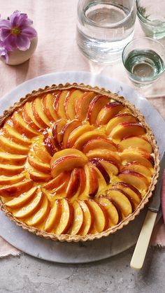 A round pastry tart covered with concentric circles of sliced peaches Peach Fruit Tart, French Peach Tart, Peach Custard Tart, Nectarine Tart Recipe, Peach Tart Tatin, Peaches Dessert Recipes, French Tart Recipes, Peach Baking, Nectarine Tart