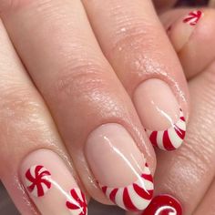 Christmas Peppermint Nails, Candy Cain Nails, Christmas Nails Peppermint, Candy Cane French Tip Nails, Aesthic Nails, Disney Christmas Nails Design, Rich Nails, Peppermint Nails, Christmas Nail Inspiration