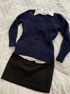 1990 Preppy Fashion, Layered Jumper Outfit, Sixth Form Outfits Private School, Old School Preppy Style, Sixth Form Aesthetic Outfits, Blair Waldorf Autumn Outfits, Navy Preppy Outfit, Preppy Private School Outfit, Ralph Lauren School Outfits