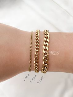 *Free TRACKABLE shipping within Canada and US.  Our waterproof Curb Chain Bracelet is available in 3 widths: 2mm for subtle elegance, 5mm for a classic statement, and 7mm for bold confidence. Choose from 18k gold PVD plated or silver finish for. The 5 to 8 inch length options, with a 2.25-inch extender, ensures a comfortable fit for various wrist sizes.  Add a letter charm for a personalized touch. Pair it with our matching necklace here: https://www.etsy.com/ca/listing/1330725387/curb-chain-nec Chunky Gold Bracelet, Curb Chain Bracelet, Gold Armband, Bracelet Dainty, Purple Ribbon, Jewelry Card, White Jewelry, Letter Charms, Initial Charm