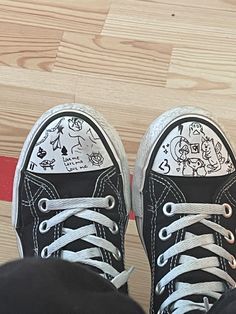 Drawn On Converse, Converse Doodles, Normal Converse, Converse Drawing, Converse Ideas, Doodle Shoes, Converse Design, Grunge Shoes, Converse Aesthetic