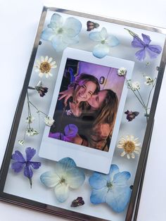 A 4x6 frame that includes pressed flowers and one custom instax mini polaroid. Anniversary Gifts For Friends, Flower Picture Frames, Bff Gifts Diy, Bff Birthday Gift