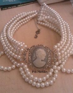 Pearl Choker Aesthetic, Vintage Pearl Jewelry, Cameo Choker, Magical Jewelry, Expensive Jewelry, Funky Jewelry, Jewelry Lookbook, Contrast Piping, Pearl Choker