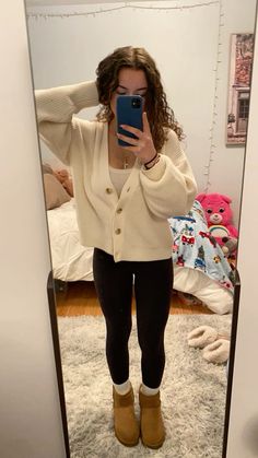 Uni outfit inspo, comfy and warm, love my uggs! Fall Outfit Inspo Leggings, Winter Outfits Comfy Cute, Outfits With White Shoes Sneakers, Gray Striped Sweater Outfit, Cute And Cozy Fall Outfits, Cardigan And Uggs Outfit, Red Crop Sweater Outfit, Outfit Inspo Brunette, Fits With Uggs Boots