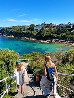 Two girls walking down to the beach in Sydney Australia Travelling To Australia, Bondi To Coogee Walk, Sydney Student Life, Things To Do Sydney, Sydney Australia Travel Aesthetic, Sydney Date Ideas, Living In Sydney Aesthetic, Sydney Summer Aesthetic, Sydney Australia Bondi Beach