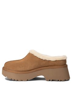 W NEW HEIGHTS COZY CLOGGender: WOMENMaterial: 100% LEATHERColor: BROWNMade in: VNProduct ID: 1162510 CHE*Import tax/duty will be calculated at checkout (If applicable) Clog Outfits, Ugg Shoes Women, Stile Casual Chic, Ugg Sandals, Clogs Outfit, Suede Fashion, Sheepskin Boots, Casual Chic Style, Gorgeous Bags