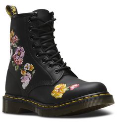 The 1460 was the first Dr. Martens boot — and this one is true to the original, but borrows style from the 14-eye 1914 Vonda, with pastel embroidered flowers cascading down the side of the boot. 8-eye boot Retains classic Docs DNA, like grooved edges on its air-cushioned sole, yellow welt stitching and a scripted heel-loop Built on top of the iconic AirWair™ Bouncing Soles Goodyear-welted product Made with Softy T, a lightweight, full-grain leather treated to have a naturally soft and supple fee Spring Leather Boots With Floral Embroidery, Style Doc Martens, Red Doc Martens, Doc Martens Style, Flower Boots, Timberland Boots Outfit, Timberland Waterproof Boots, Doc Martens Outfit, Doc Martens Boots