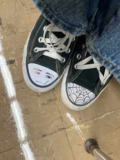 Shoes With Beads On Laces Converse, Black Chuck Taylors Outfit, Chuck Taylors Outfit, Converse Ideas, Diy Converse, Black Chuck Taylors, Platform Converse, Converse Shoes, My Vibe