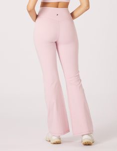 Add a little flare to your legging game. The Sultry Flare has all the best qualities of our Sultry Legging: a high rise fit and signature Perfectly place v-shaped seaming amplifies that shapes and lifts your booty Pink Pilates Princess Fall, Pink Flare Leggings, Pink Workout Clothes, Cute Workout Leggings, Pilates Fit, Womens Ski Outfits, Flare Outfit, Working Out Outfits, White Dinner