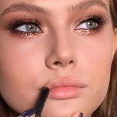 10 ideas de maquillaje glitter para tu cena de navidad - Mujer de 10 Maquillage Goth, Natural Prom Makeup, Natural Makeup For Brown Eyes, Smokey Eye For Brown Eyes, Make Up Looks, Dress Makeup