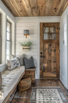 40 Rustic Small Entryway Ideas to Create Warmth Dreamy Farmhouse, Farmhouse Remodel, Barn Style House, Farmhouse Cottage, Dream House Plans, Farmhouse Living, House Inspo