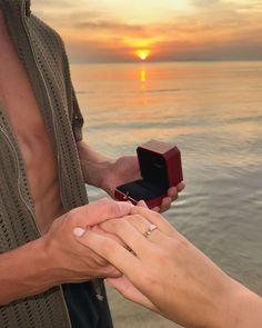 #предложение #картье Engagement Proposal Photos, Proposal Pictures, Vision Board Pictures, Proposal Photos, Couples Vibe, Simple Pictures, Classy Photography