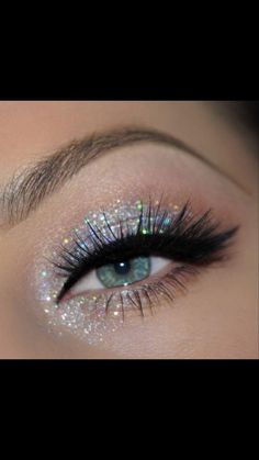 Make Up Glitter Eyes Sparkle, Silver Shimmer Makeup, Eyes Glitter Makeup, Euphoria Ashtray, Makeup For Parties, Festive Eye Makeup, Makeup For Special Occasions, Cut Crease Glitter, Glitter Face Makeup