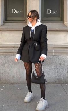 How To Style Athletic Dress, Coat Blazer Outfit, Alternative Christmas Outfit, Idee Outfit Ete, Black Skirt Winter Outfit, Casual City Outfit, Paris Outfit Ideas Winter, Tights Outfit Ideas, Outfit Sera