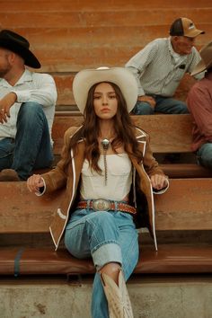 Cowgirl Riding Outfits, Cowgirl Diy Outfit, 70s Country Outfits, Cowboy Like Me Outfit, Retro Cowgirl Outfits, Real Cowgirl Outfits, Vintage Country Outfits, 90s Cowgirl Fashion, Elegant Cowgirl Outfit