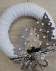 a paper plate wreath with christmas trees on it