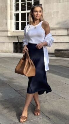 13 Cool Ways to Wear a Satin Skirt Satin Skirt Outfit Summer, Casual Outfits For Women, High Waisted Dress, Summer Office Outfits, Style Désinvolte Chic, Chic Business Casual, High Waisted Dress Pants