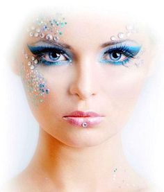 I like the idea stretching out the cat eye way past the eyebrow. Great for Halloween Makeup Carnaval, Fantasy Make-up, Make Carnaval, Halloween Make-up Looks, Blue Makeup Looks, Extreme Makeup, Halloween Eye Makeup, Avant Garde Makeup, Halloween Eyes