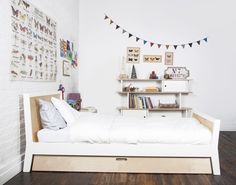 Dit elegante en tijdloze eenpersoonsbed met zijn grafische lijnen van Oeuf nyc staat mooi in elke kinder- en jeugdkamer. Past gemakkelijk in een kleine kinderkamer. Het “sparrow twin bed” kan gecombineerd worden met alle andere kindermeubeltjes van OEUF nyc. Als optie kan er nog een uitschuiflade worden aangekocht als extra bed of opbergruimte. Productinformatie: Afmetingen Eenpersoonsbed: L 219 cm x H 84 cm x D 94,50 cm Uitschuiflade: L 193,6 cm x D 100,6 cm (wordt als optie aangeboden) Matras voor eenpersoonsbed : L 200 cm x B 90 cm (niet meegeleverd) Matras uitschuiflade : L 190 cm x D 90 cm x D12 cm max. niet meegeleverd) Voldoet aan alle Europese veiligheidsnormen Dit eenpersoonsbed is eenvoudig te monteren Gebruik van ecologische materialen, hout afkomstig uit Letland, lokaal hout ui Space Saver Bed, Modern Kids Beds, Modern Kids Furniture, Modern Bunk Beds, Beds For Small Spaces, Twin Trundle Bed, Kids Loft Beds, Murphy Bed Plans, Cool Bunk Beds