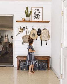 Wallpapered Entryway, Koti Diy, Mudroom Entryway, Entryway Inspiration, Mudroom Design, Best Interior Design