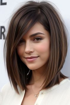 Explore stylish long bob hairstyles for thin hair that provide texture and depth. These trendy bobs are designed to create a thicker look with layers and waves, adding dimension to thin hair. Medium Length Hair Styles For Round Faces, Longer Length Haircut, Long Reverse Bob, Haïr Cut For Long Face, Hair Bobs Medium, Lob Hairstyles For Thick Hair, Hair Bob Long, Long Bob Haircuts With Layers, Cute Lob Haircut