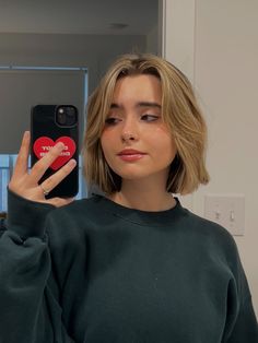 Short Hairstyle Women Short Neck, Short Hair Framed Face, Chin Length Haircuts For Round Faces, Italian Bob Straight Hair, Face Framing Layers Bob, Short Thick Straight Hair, Short Haircuts For Women Straight Hair, Short Hair Pony, Short Tousled Hair