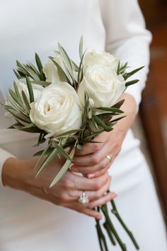 #buque #buquedenoiva #buqueclean #buquebranco #buqueminimalista #buqueelegante #noivaelegante #buquepequeno #buquebranco Small Simple Bouquet Wedding, Minimal Bouquet Wedding, Simple Elegant Bridal Bouquet, Minimalistic Wedding Bouquet, Mini Wedding Bouquet, Minimal Wedding Bouquet, Minimalist Wedding Flowers, Small Bridesmaid Bouquet, Small Wedding Bouquet