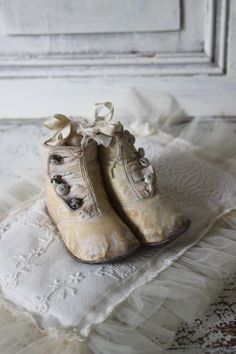 Shabby Beautiful old victorian child shoes Edwardian Boots, Preacher's Daughter, Victorian Shoes, Victorian Boots, Decor Accents, Shoes Baby, Doll Shoes