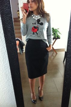 Mickey Mouse Sweatshirt Outfit, Mickey Outfit, Mango Skirts, Mickey Mouse Outfit, Elegante Casual, Black Pencil, Fashion Mistakes, Looks Style, Work Attire