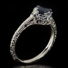 Wunderschönen Saphir Ring im Vintage Stil, der an die Jugendstil Ära der 1920er Jahre erinnert. Dieser wunderschöne Ring ist mit einem runden, natürlichen Saphir (ungefähr 1 Karat) versehen, der fest in dem soliden 14K Weißgold-Ring eingefasst ist. Dieser schöne Saphir misst 6 mm breit und der Ring ist 8,4 mm breit. Es handelt sich hier um einen qualitativ sehr hochwertiger Saphir, der garantiert natürlich ist. Die Farbe und der Schliff machen dies zu einem bemerkenswerten Stein, der diesen Ring Antique Engagement Rings Victorian, Art Nouveau Engagement Ring, Wedding Ring Sets Vintage, Art Deco Jewelry Vintage, Sapphire Engagement Ring Set, Art Nouveau Ring, Vintage Engagement Rings Sapphire, Filigree Engagement Ring, Saphir Ring