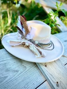 🌸Ladies felt flat brim cowgirl hat.   Handmade.  feathers and charms.  Ribbon & lace.  Adjustable size. Straw Cowboy Hat Decorating Ideas, Decorating Cowgirl Hats, Country Hats For Women, Felt Hat Diy, Custom Cowgirl Hats, Fadora Hat, Felt Cowgirl Hat, White Cowgirl Hat, Womens Western Hats