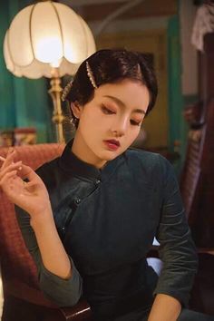 Cheongsam Hairstyle, Shanghai Aesthetic, Traditional Asian Clothing, Models To Draw, Writer Inspiration, Book Girl, Photography Inspo, Aesthetic Photo