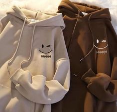 Couple Hoodies Ideas Design, Timeless Fashion Pieces, Face Funny, Oversized Fashion, Hoodie Pattern, Funny Fashion, Smiling Face, Hoodie Pullover, Loose Outfit