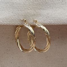 Elevate your look with our 18k Gold Filled Textured Twisted Hoop Earrings. These classic earrings add a touch of fun to any outfit and are a staple in any jewelry collection. Experience the luxury of 18k gold while making a statement with our textured and unique design. * Metal: 18k Gold-Filled 1/20 * 30mm external diameter * 4mm thickness * Fresh Water Pearls * Hypoallergenic * Water-resistant * Handcrafted in Brazil Trendy Tarnish Resistant Hoop Earrings For Anniversary, Trendy Yellow Gold Hoop Earrings For Anniversary, Trendy Yellow Gold Hoop Earrings, Trendy Small Hoop Anniversary Earrings, Trendy Small Hoop Earrings For Anniversary, Hand Chain Bracelet, Twisted Hoop Earrings, 18k Gold Chain, Classic Earrings