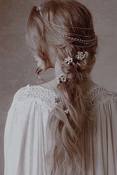 Royal Hairstyles, The Wet Look, Christmas Hairstyle, Medieval Hairstyles, Hairstyle Easy, Queen Aesthetic, Fairytale Photography