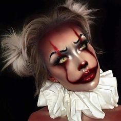 Easy Halloween Clown Costumes, Easy Put Together Halloween Costumes, Halloween Make Up Clown, Halloween Makeup Pennywise, Killer Clown Makeup Women, Spooky Clown Makeup, Pennywise Nail Art, Halloween Looks Makeup, Halloween Clown Costumes