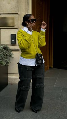 #fall #falloutfitsforwomen #falloutfitswomen #falloutfitideas Cute Fall Fits Black Women, Mustard Handbag Outfit, Cozy And Chic Outfit, Semi Casual Winter Outfits For Women, Mustard Yellow Jeans Outfit, Cool Street Style Women, Warm Earth Tones Outfit, Street Wear Business Casual, Cargo Jeans Outfit Fall