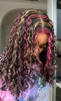 Curly Hair Color Streaks, Skunk Hair Styles, Hair Dye Ideas For Brunettes Curly, Hair Dyes For Curly Hair, Curly Neopolitan Hair, Colorful Roots Dark Hair, Neopolitan Hair Highlights Curly, Curly Hair Dye Ideas Underneath, Neopolitan Hair Curly