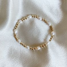 White Pearl Bracelet - Stretchy Bracelet With Pearl - Gold Filled Bead Bracelet - Yellow Gold Filled Pearl Bracelet - Pearl Gold. Bracelet  This bracelet is hand strung in Southern California with real high quality freshwater pearls and 14k gold filled 4mm beads.  We use a very durable stretchy band that is secured very well. This bracelet is stretchy, but comes in many sizes. Gold Bead Bracelets Diy, Elegant Beads Bracelet, Classy Beaded Bracelets, White And Gold Beaded Bracelet, Trendy Bracelet Ideas, Pearl Bead Bracelet Ideas, Stretchy Bracelets Diy, Pearl Gold Bracelet