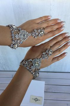 Crystal Ideas, Bracelets Wedding, Hand Jewellery, Crystal Bridal Tiaras, Crystal Jewelry Sets, Jewelry Tattoo, Prom Jewelry, Hand Bracelet, Silver Jewellery Sets